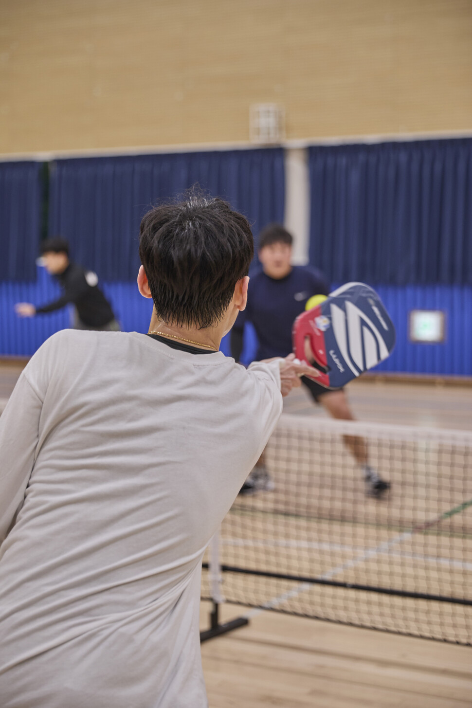 지난달 30일 서울 강서구 서진학교 체육관에서 20·30 피클볼 클럽 ‘투덜새’의 한 회원이 포핸드로 볼을 받아치고 있다. 스튜디오 어댑터 염서정