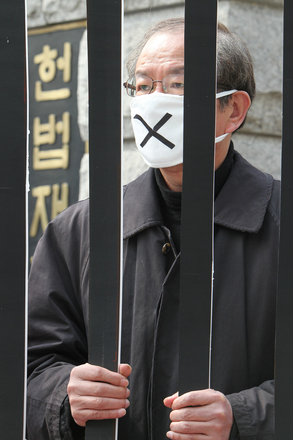 홍세화 진보신당 대표가 2012년 3월27일 서울 종로구 재동 헌법재판소 앞에서 ‘비례대표 후보자 선거운동 제한’ 폐지를 촉구하는 퍼포먼스를 하고 있다. 한겨레 신소영 기자