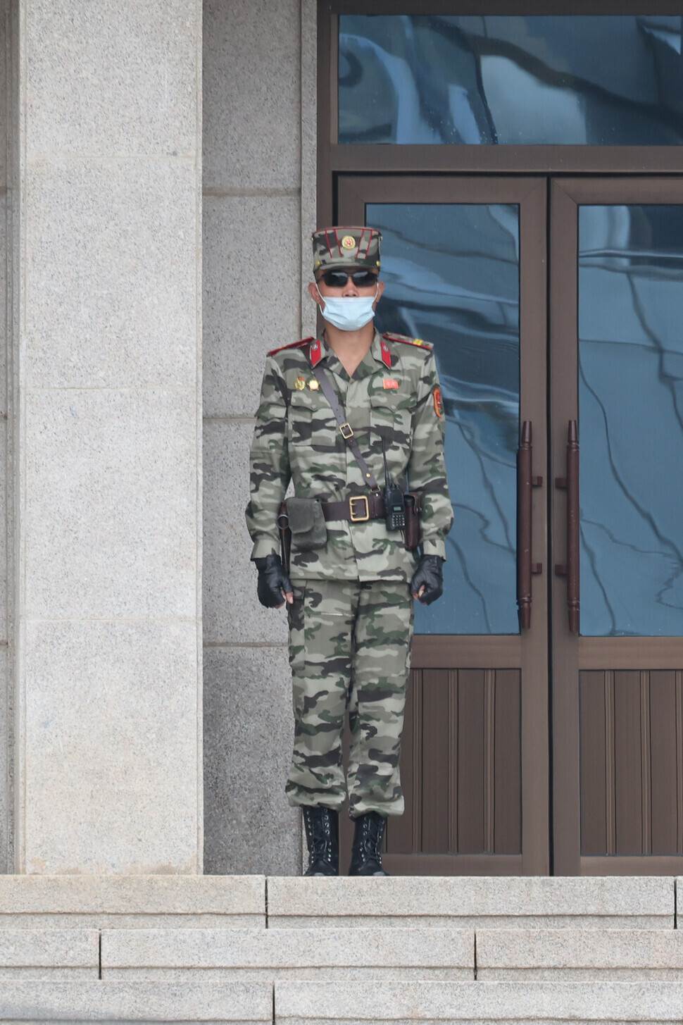 A North Korean soldier stands guard at Panmungak. (Kim Hye-yun/The Hankyoreh)