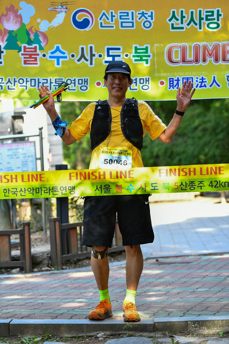 2024년 5월12일 불암산, 수락산, 사패산, 도봉산, 북한산 5개 산 45km를 하룻동안 달리는 ‘불수사도북’ 트레일러닝 대회를 마치고 사진을 찍었다. 신동호 제공