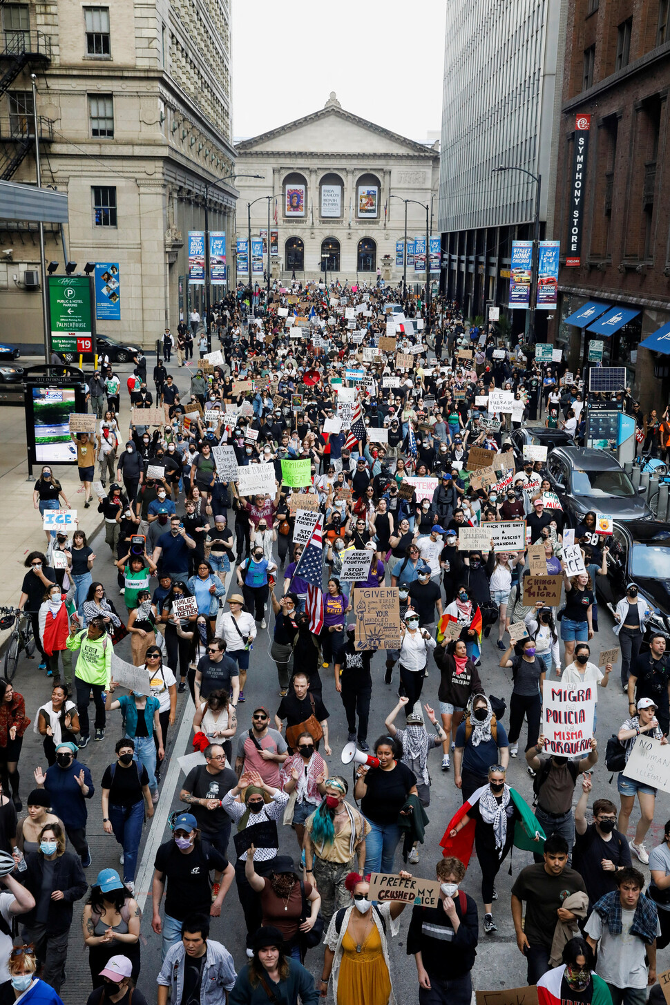 2025년 6월10일 미국 일리노이주 시카고에서 시민들이 강압적인 이민자 단속을 비판하는 행진을 하고 있다. REUTERS 연합뉴스