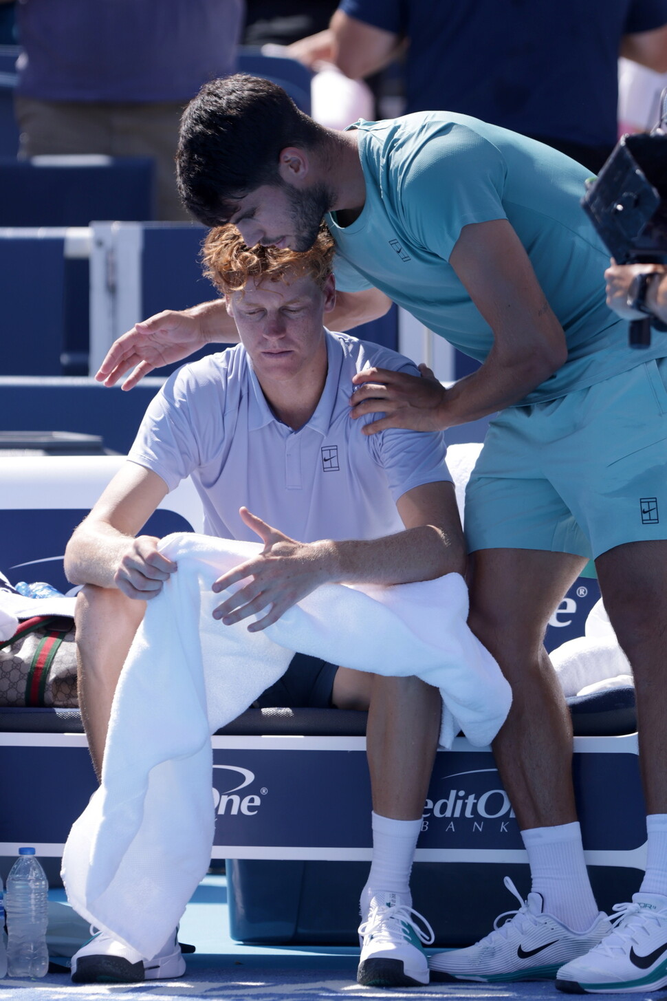 Carlos Alcaras (Spain) is comforting Yannik Shinner (Italy), who was abstained than health than health during the New Nati Open Men's Singles Finals held in Cincinnati, Ohio, USA on the 19th (Korea time). Cincinnati/EPA Yonhap News