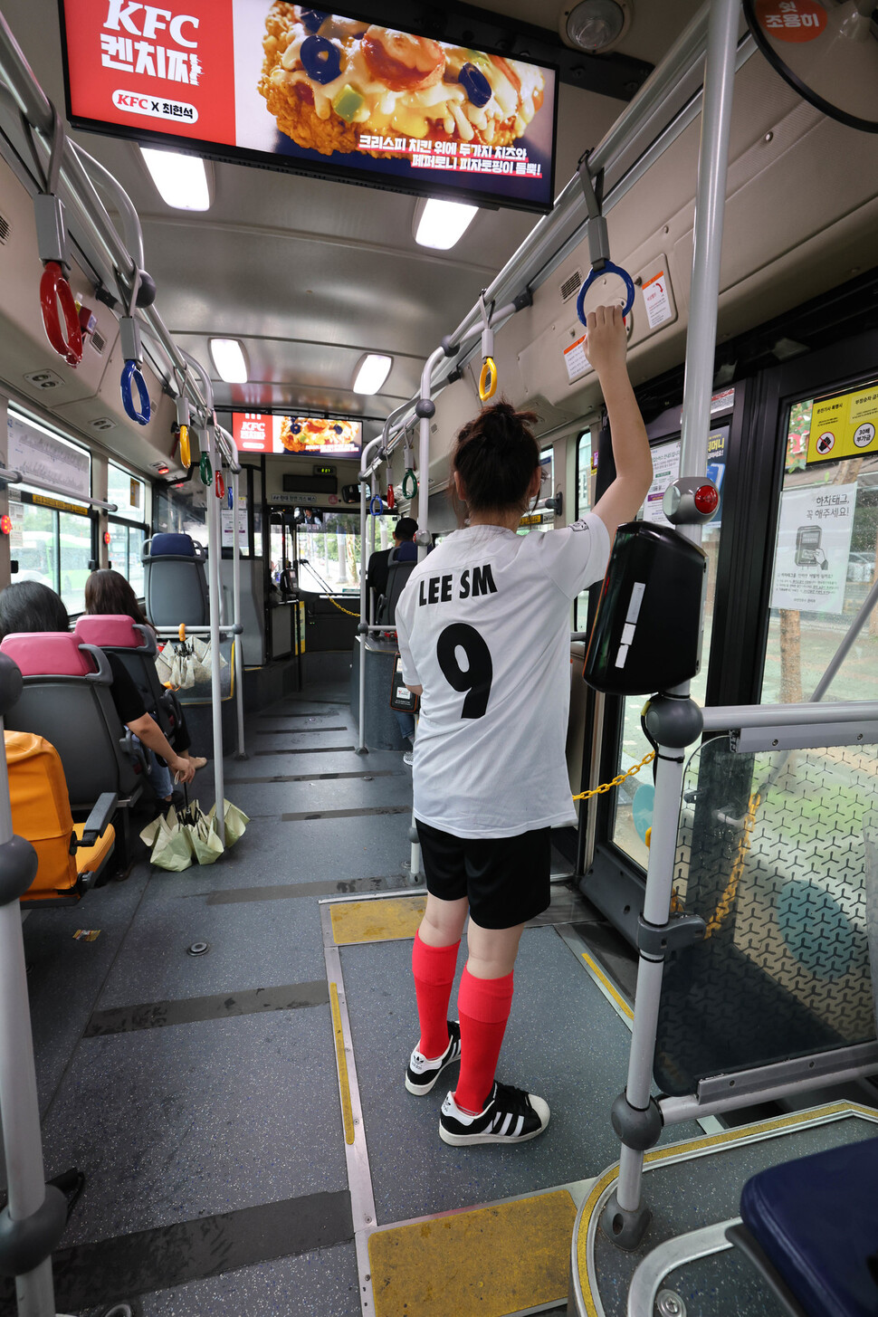 2025년 7월19일 토요일 오전 서울 서대문구 연희동에 사는 이상미 학생이 여학생 축구교실 ‘킥키타카’에 참여하기 위해 버스를 타고 이동하고 있다. 김진수 선임기자