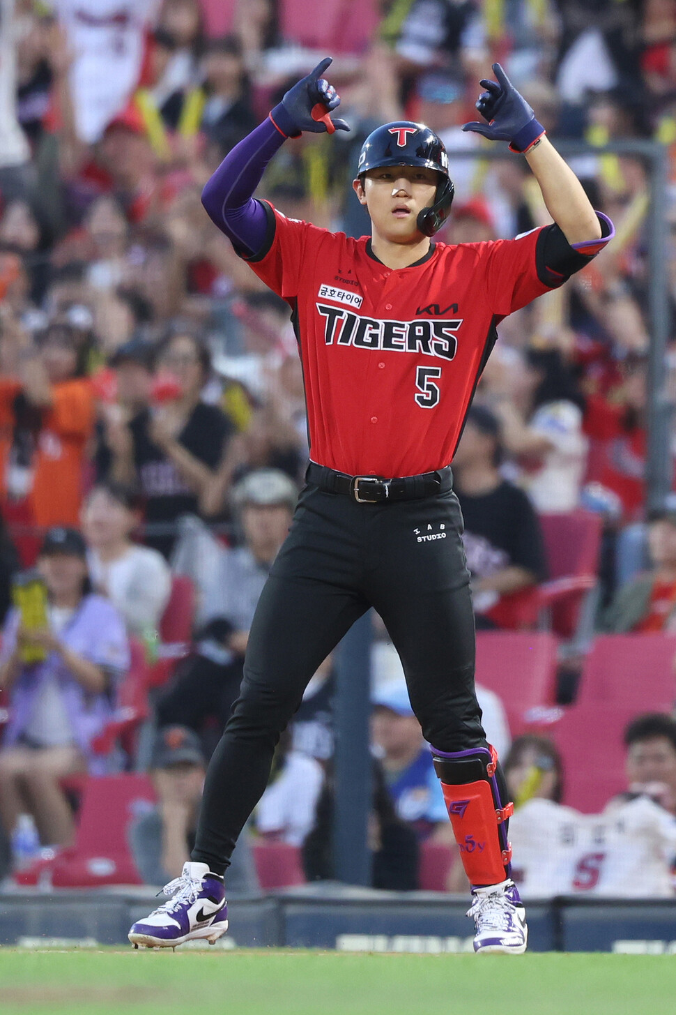 김도영(KIA 타이거즈)이 13일 전남광주 기아챔피언스필드에서 열린 2026 신한 SOL 뱅크 KBO리그 한화 이글스와 안방 경기에서 역대 최연소 40홈런-100타점-100득점을 기록한 뒤 자축하고 있다. 기아 타이거즈 제공