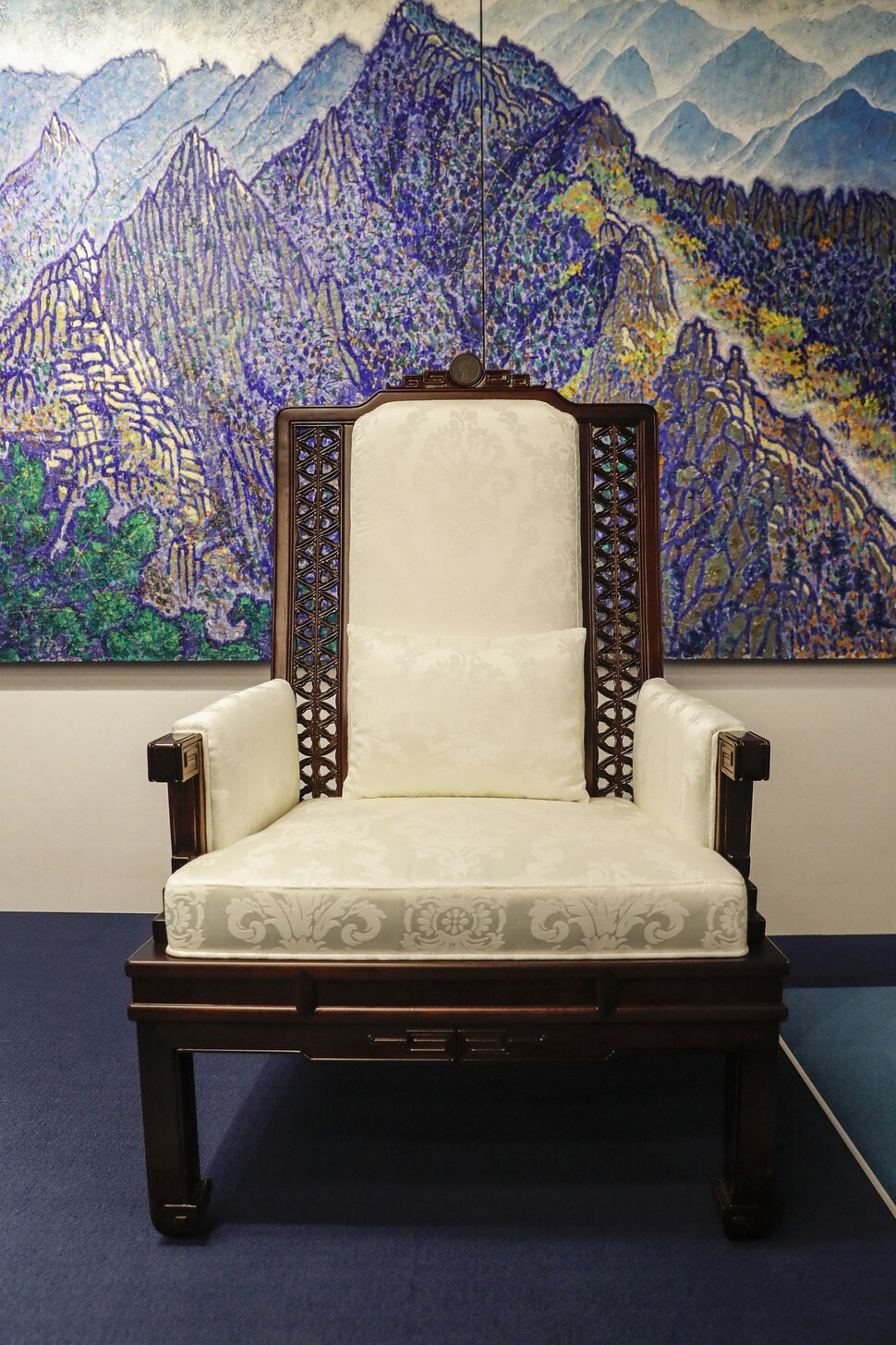 Traditional style Korean chairs have been made especially for the inter-Korean summit. The chairs feature a small woodcut design with the shape of the Korean Peninsula. In the background is a picture of Mt. Kumgang in North Korea. (Blue House Photo Pool)