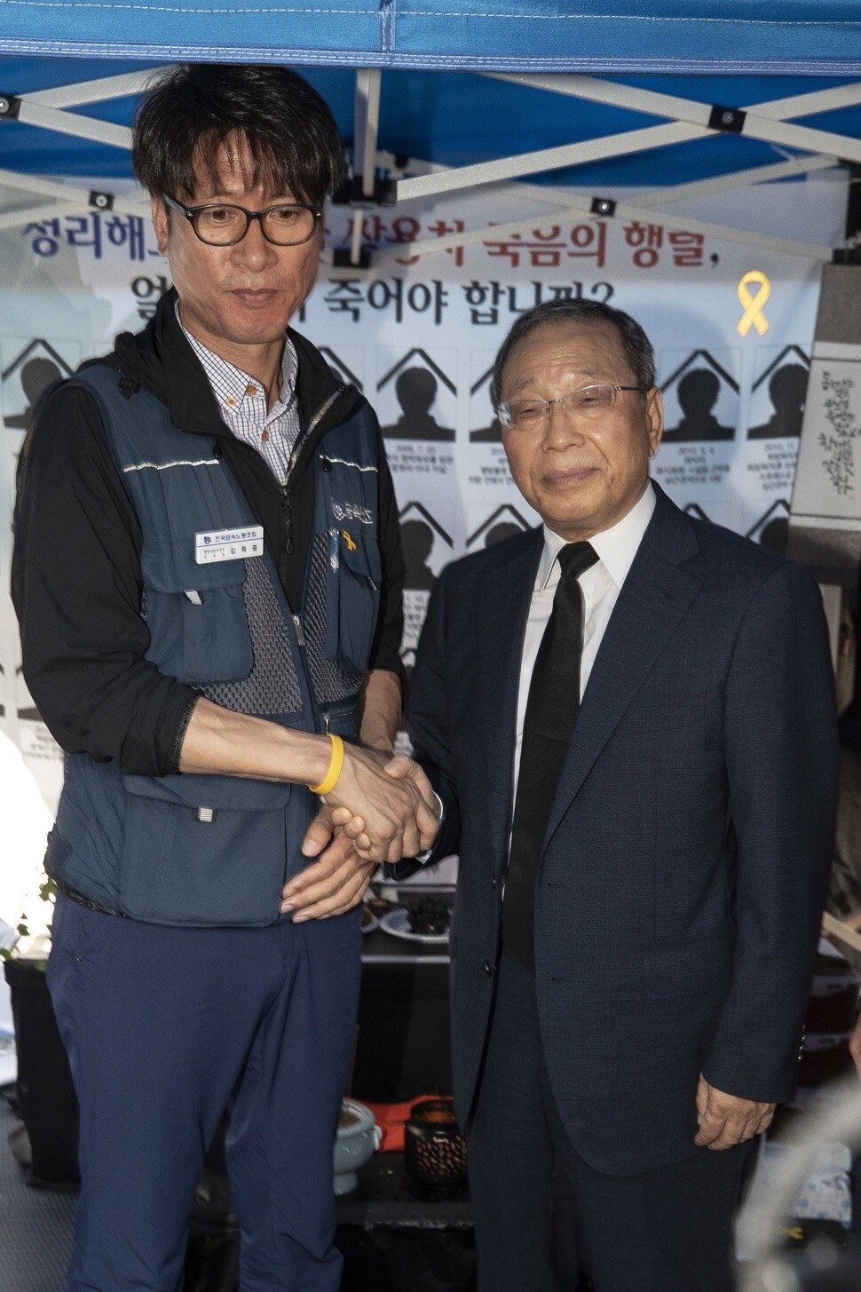 Choi shakes hands with Kim Deuk-jung