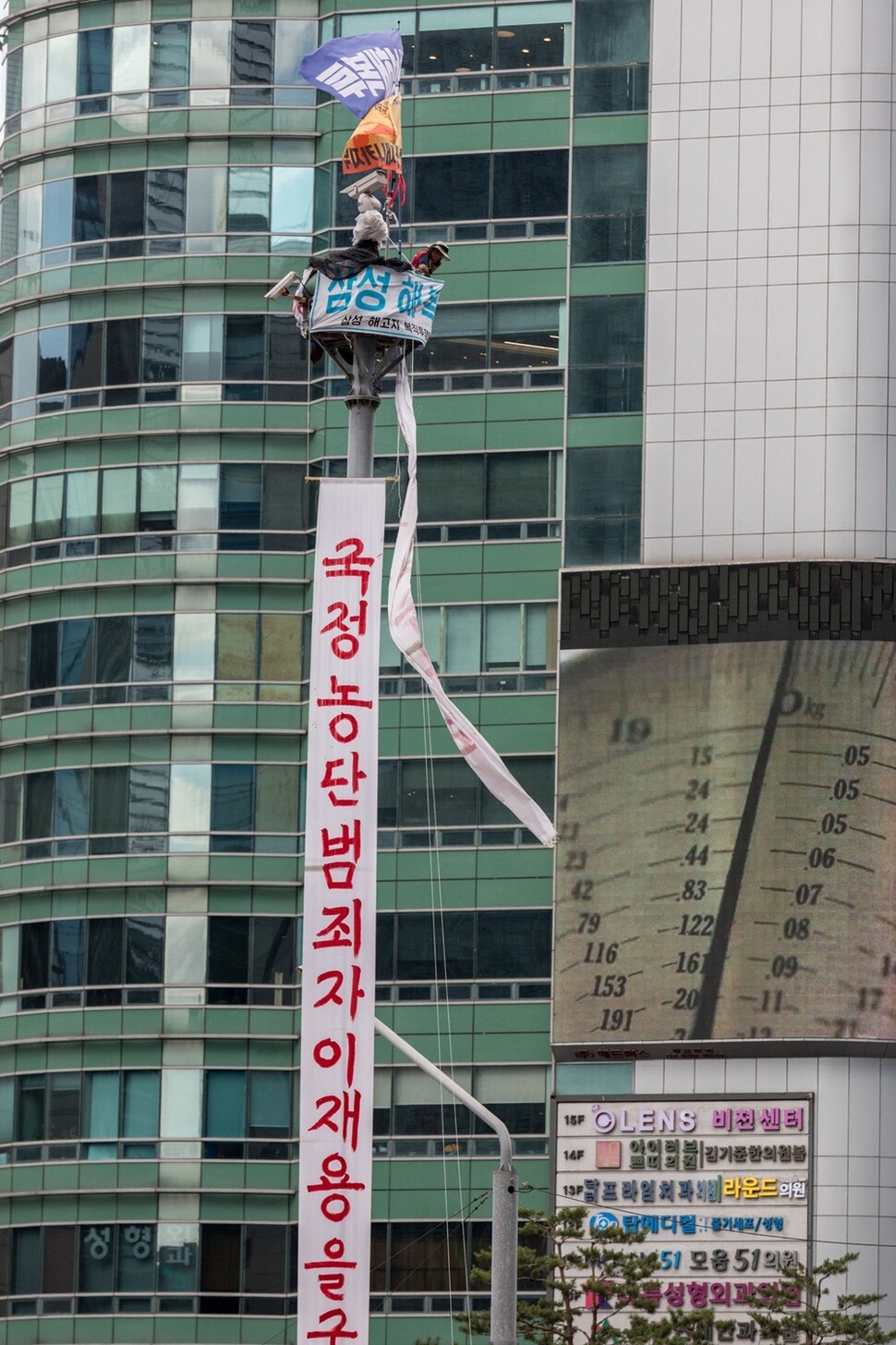 서울 강남역 사거리 도로 한복판에 서 있는 기둥 위 김용희씨 농성장은 마치 새둥지처럼 보인다.