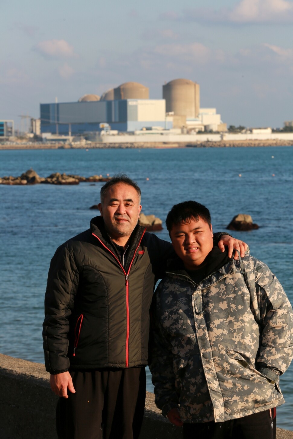 2014년 12월, 핵발전과 자신의 암 발병 연관성을 따졌다가 패소한 이진섭씨가 아들과 함께 부산 기장군 고리핵발전소 앞에 서 있다. 한겨레 자료