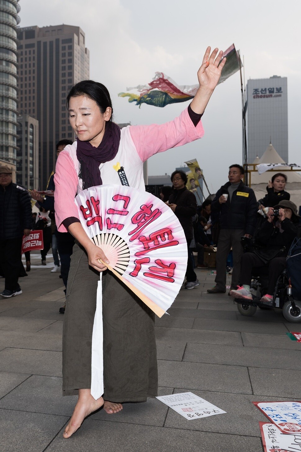 전통무용가 하애정씨가 즉석에서 맨발로 ‘퇴진 부채질 춤’을 추고 있습니다.