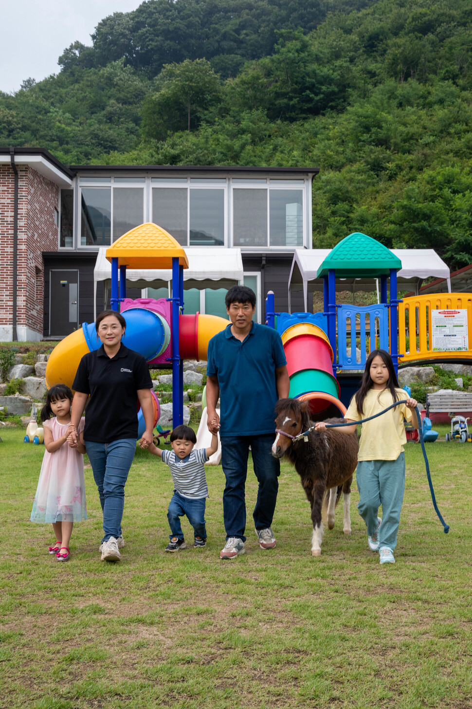 밤티마을에서 체험관찰학습장을 운영하는 박영환·박지현씨 가족.