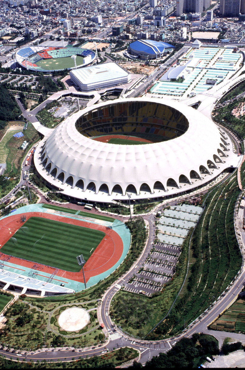 The area around the Busan Asiad Main Stadium where the BTS Busan concert will be held.  Hankyoreh file photo