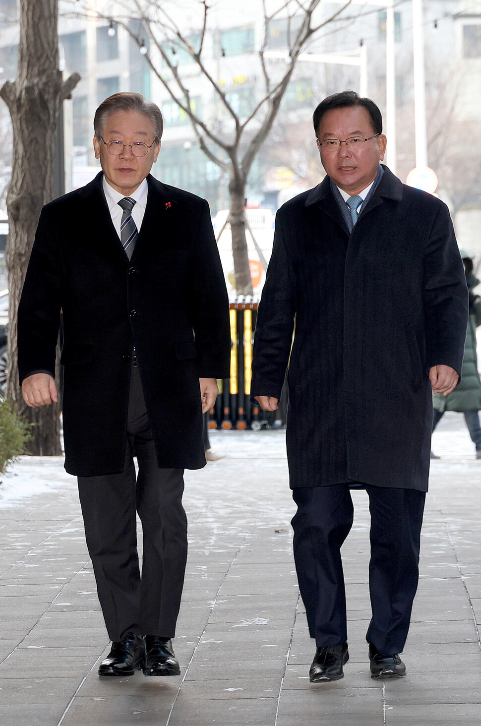 2023년 12월20일 이재명 더불어민주당 대표(왼쪽)를 만난 김부겸 전 국무총리는 준연동형 비례대표제 유지를 주문했다. 강창광 선임기자