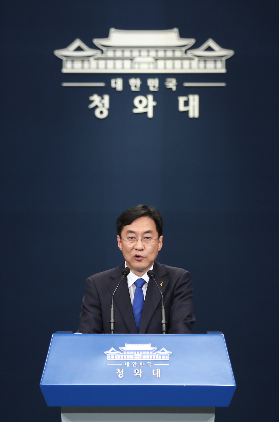 Blue House Spokesperson Kang Min-seok announces the Blue House’s official stance on the Apr. 15 election the following day. (Yonhap news)