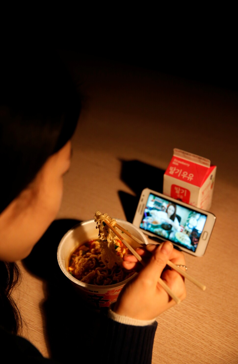 학생이 밥을 먹으면서 유튜브를 보고 있다. ‘온라인 네이티브’인 10대들은 언제나 온라인 상태에 있다. 정용일 기자