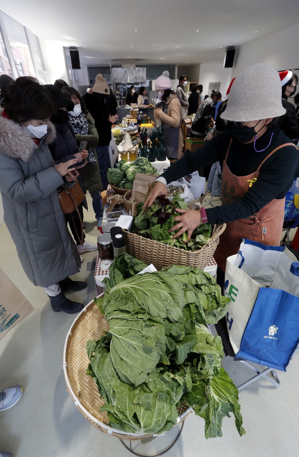 2022년 12월18일 서울 성동구에서 열린 ‘농부시장 마르쉐’를 찾은 손님들이 농산물을 살피고 있다. 이정우 선임기자
