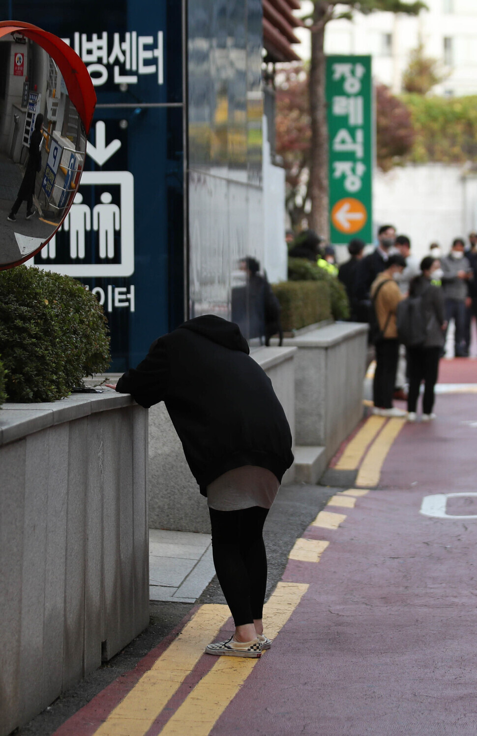 A woman headed to the funeral hall at Soonchunhyang University Hospital in Seoul’s Yongsan District in search of her missing child pauses, overcome by emotion, to cry. (Baek So-ah/The Hankyoreh)