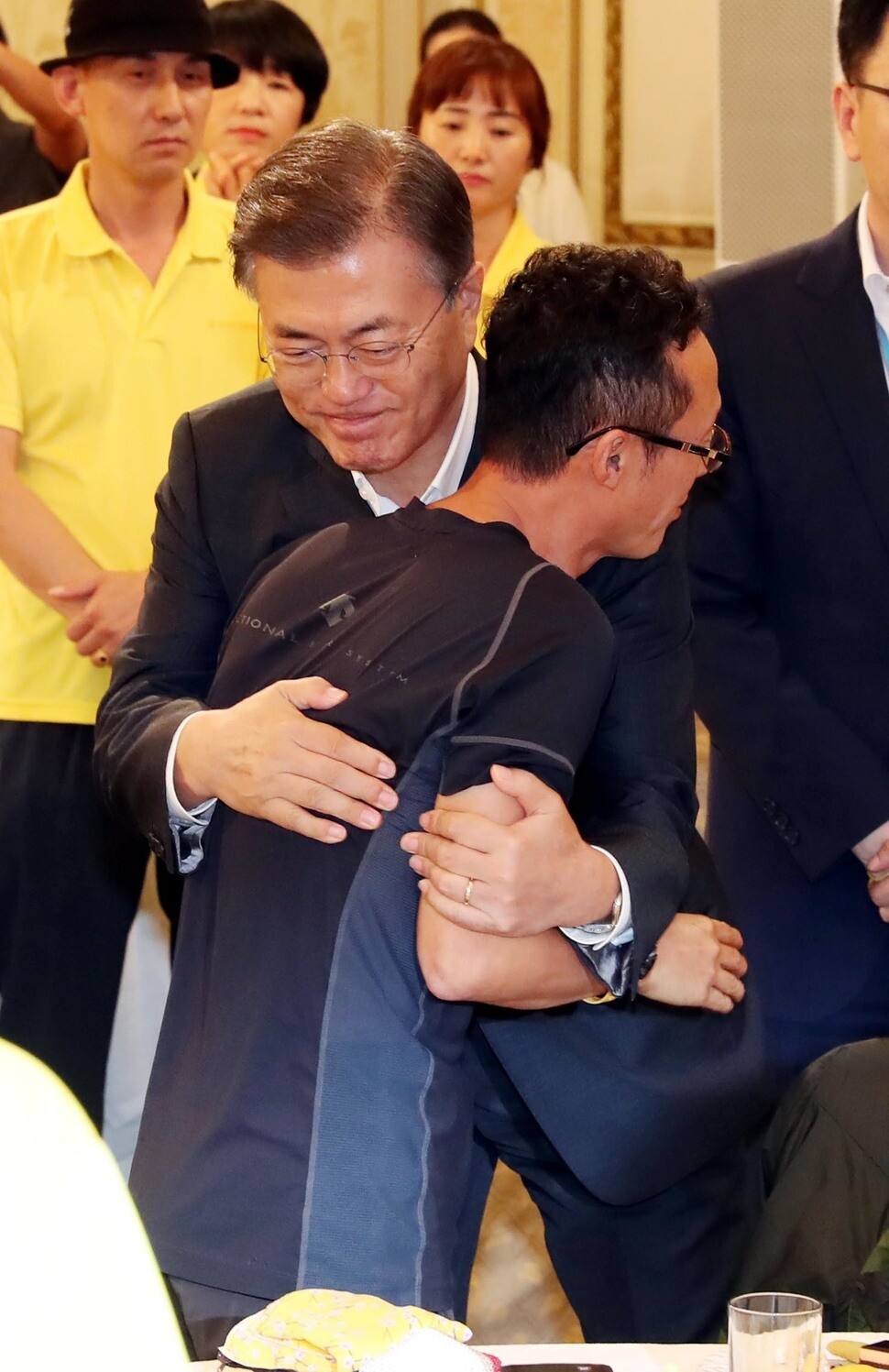 President Moon Jae-in consoles a family member of one of the Sewol ferry disaster victims at the reception area of the Blue House on Aug. 16 (Blue House Photo Pool)