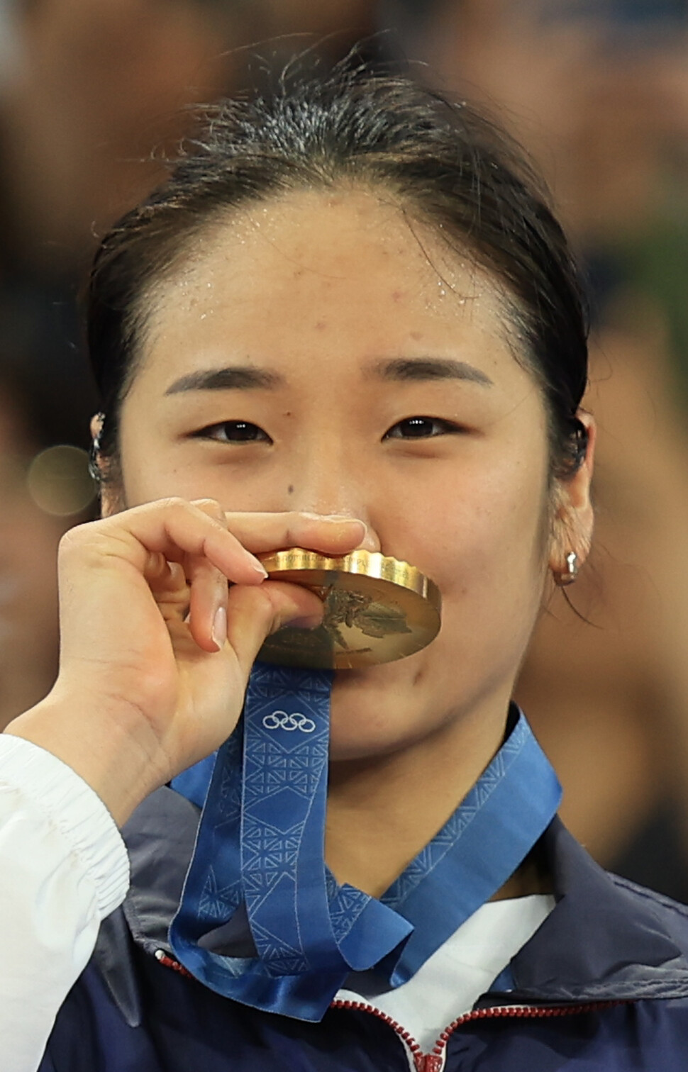 안세영이 5일(현지시각) 파리 라샤펠아레나에서 열린 2024 파리올림픽 배드민턴 여자 단식 시상식에서 기뻐하고 있다. 파리/올림픽사진공동취재단