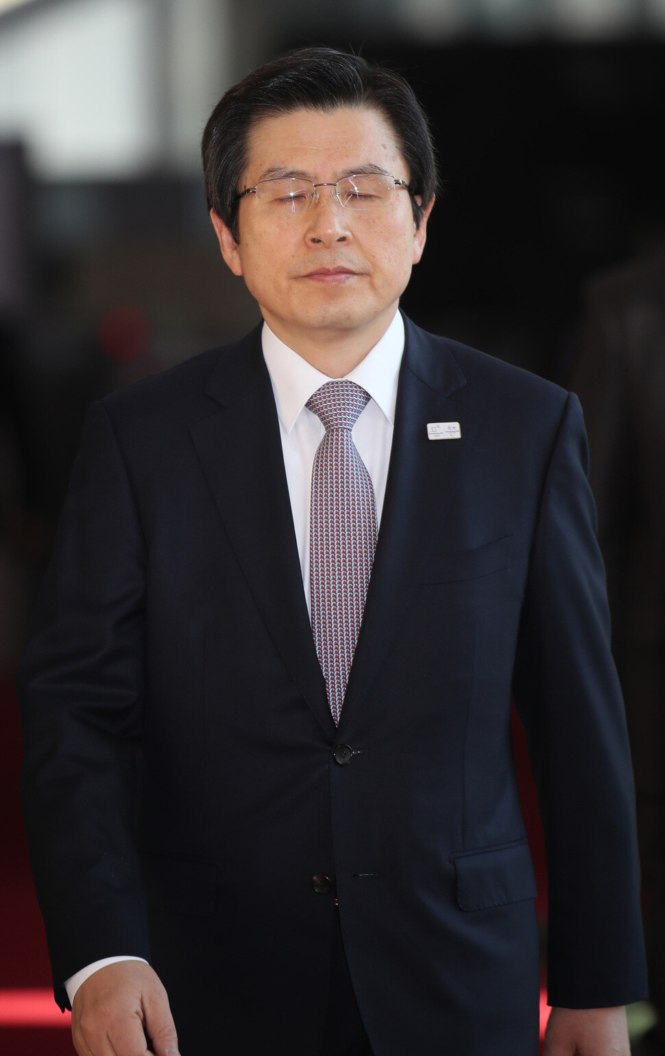 Acting president Hwang Kyo-ahn closes his eyes as he arrives at the Central Government Complex in Seoul