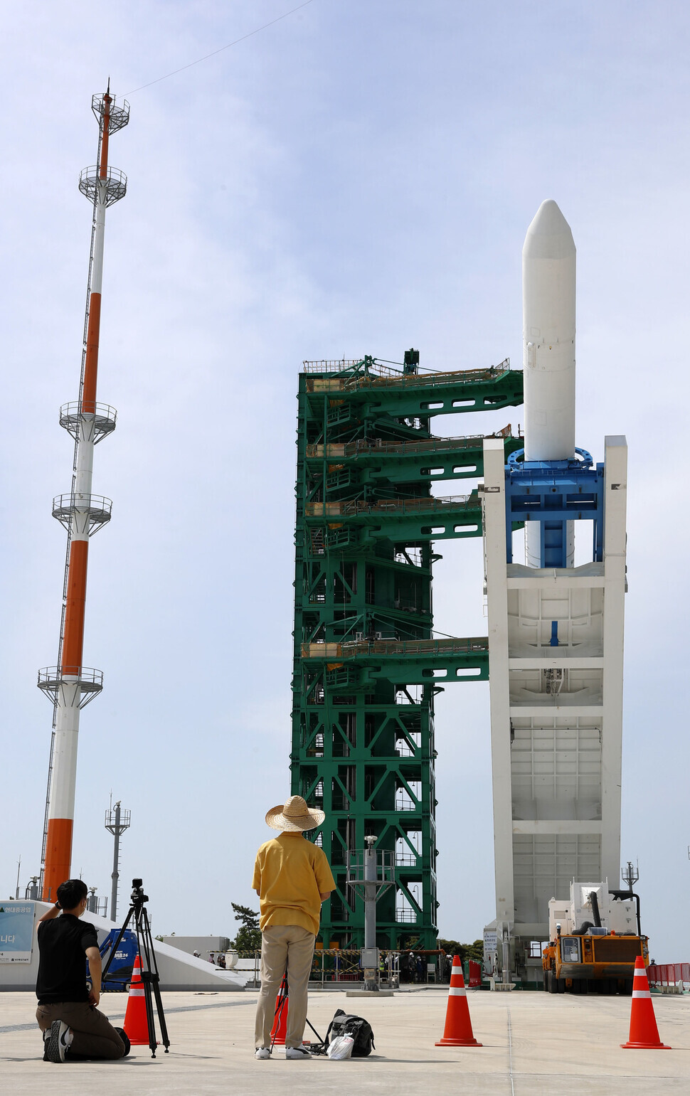 An assembled qualification model of the Nuri is being erected on the No.2 launch pad at the Naro Space Center in Goheung, South Jeolla Province, on Tuesday. (Kim Hye-yun/The Hankyoreh)
