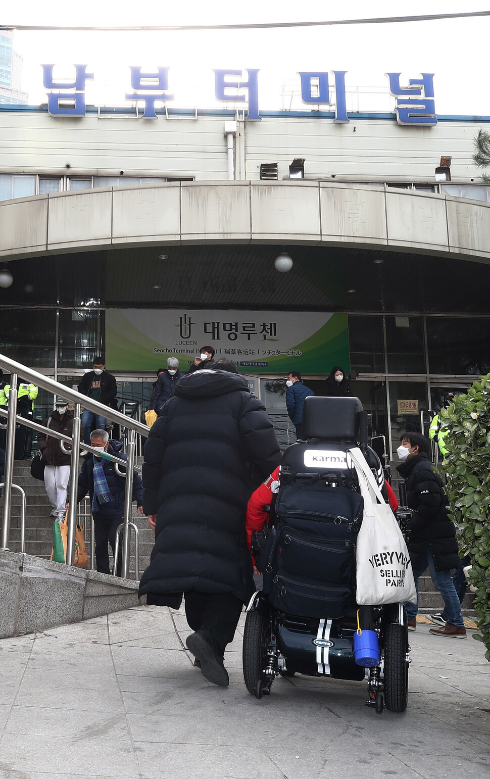 휠체어를 탄 한 참가자가 19일 서울 서초구 남부터미널 앞 횡단보도를 건너고 있다. 김혜윤 기자