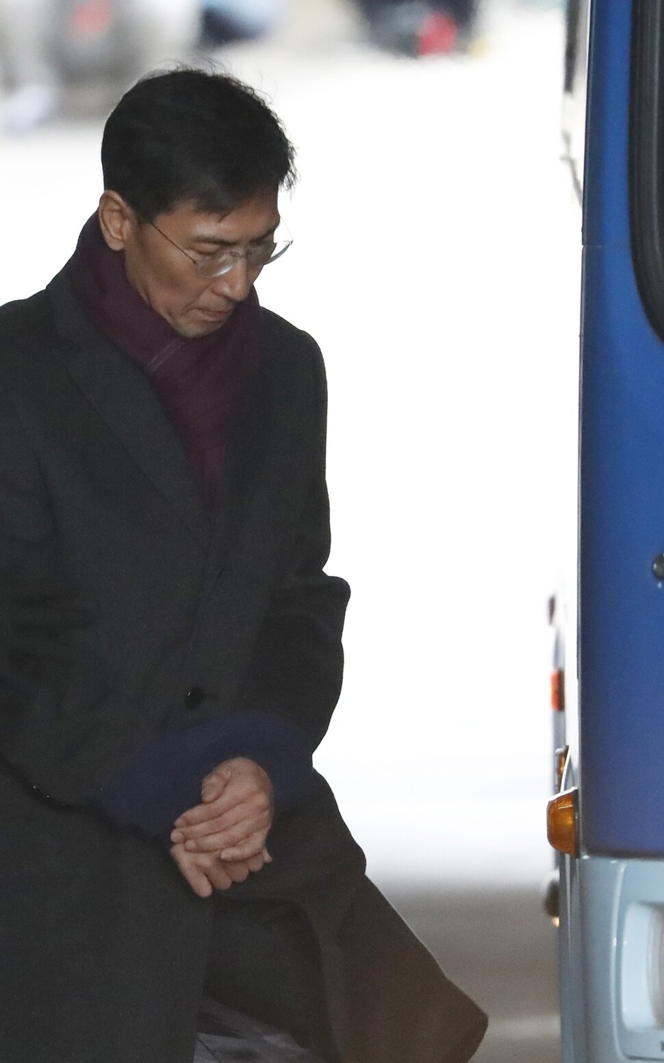 수행비서를 수차례 성폭행한 혐의로 2심에서 징역 3년6개월형을 선고받은 안희정 전 충남도지사가 법정 구속돼 호송차에 오르고 있다. 한겨레 이정아 기자