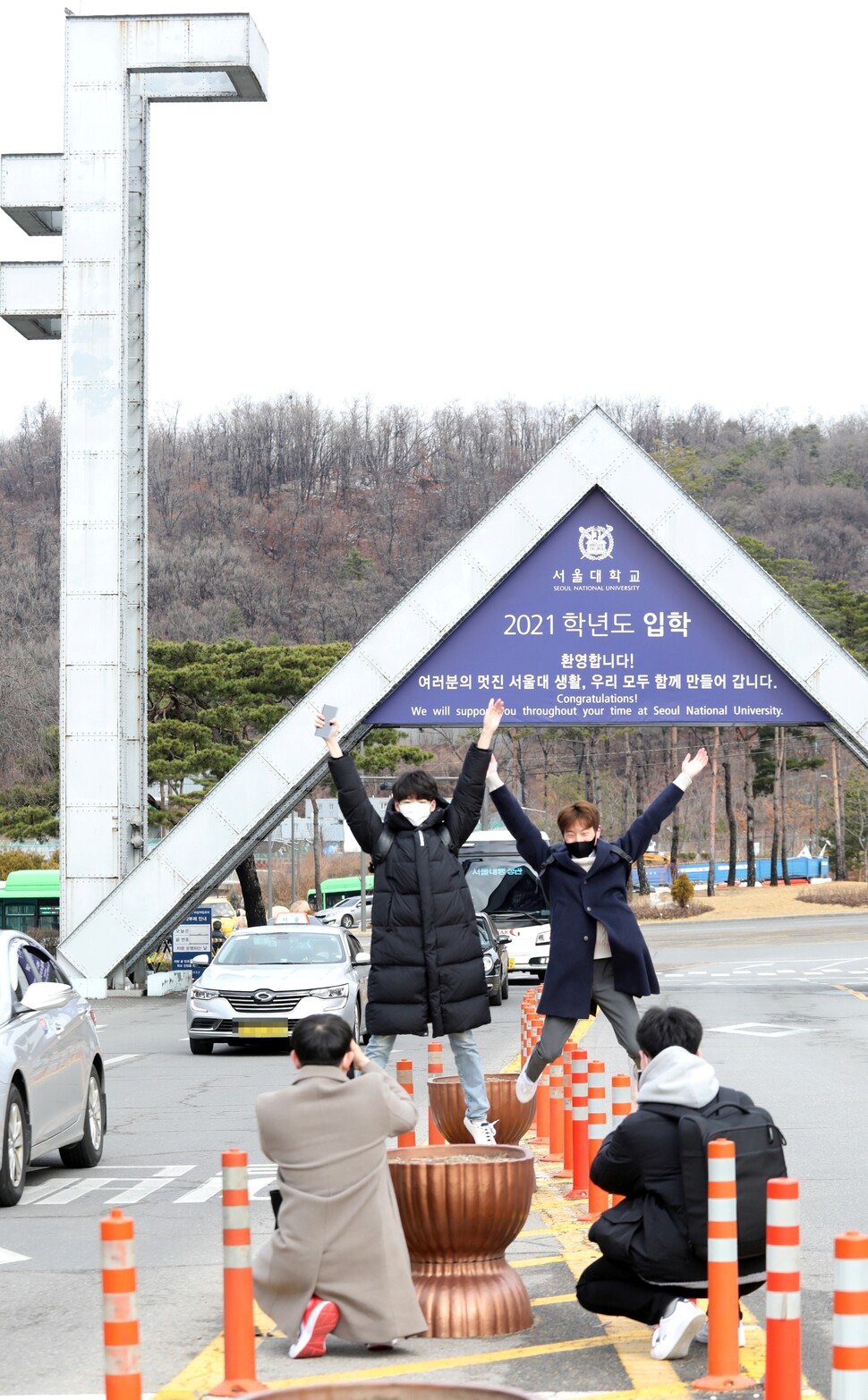2021년 3월 서울대학교에서 신입생들이 기념사진을 찍고 있다. 연합뉴스