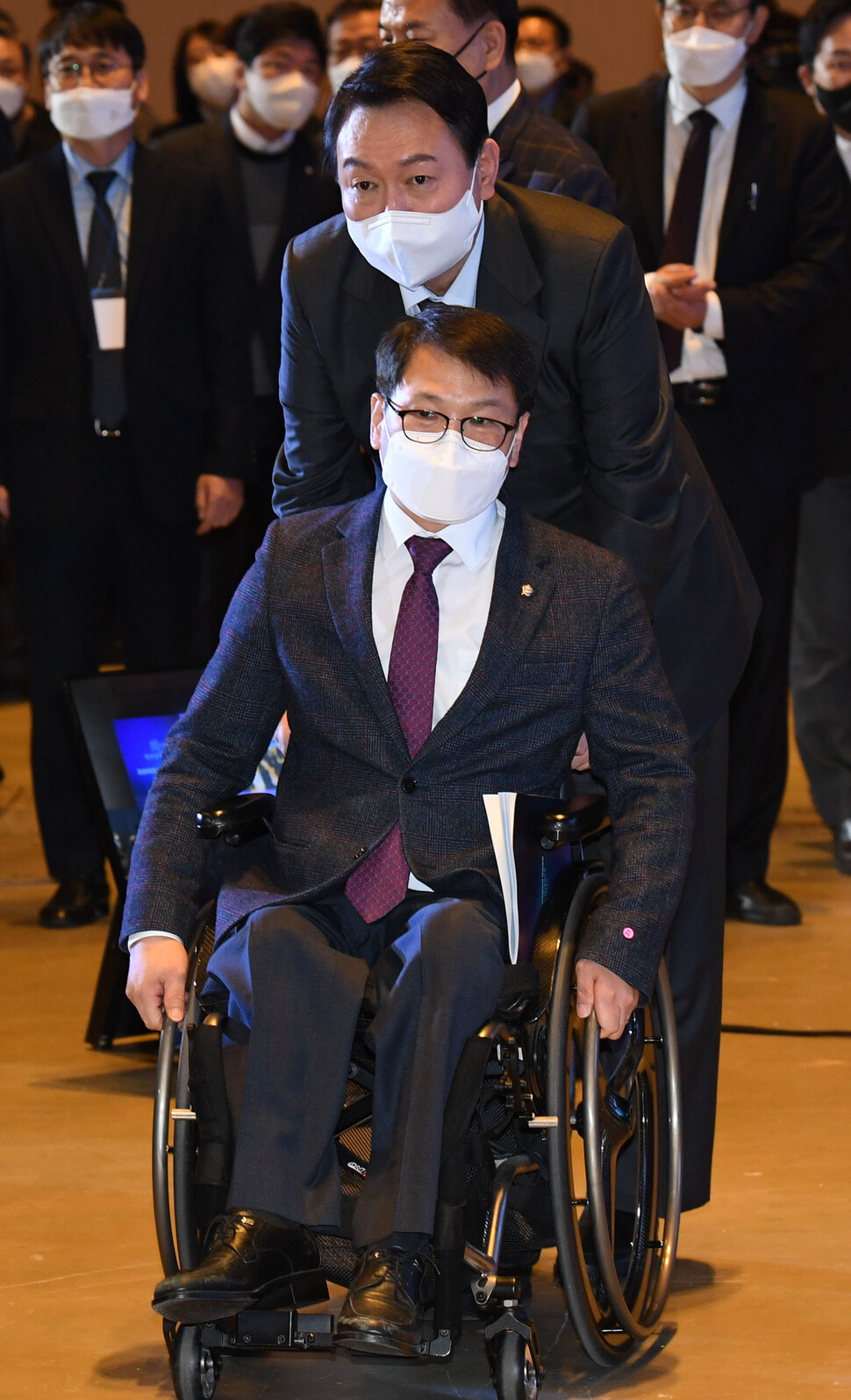 2021년 12월10일 사회복지비전선포대회에서 윤석열 당시 국민의힘 대선 후보가 이종성 의원의 휠체어를 밀며 함께 입장하고 있다. 공동취재사진