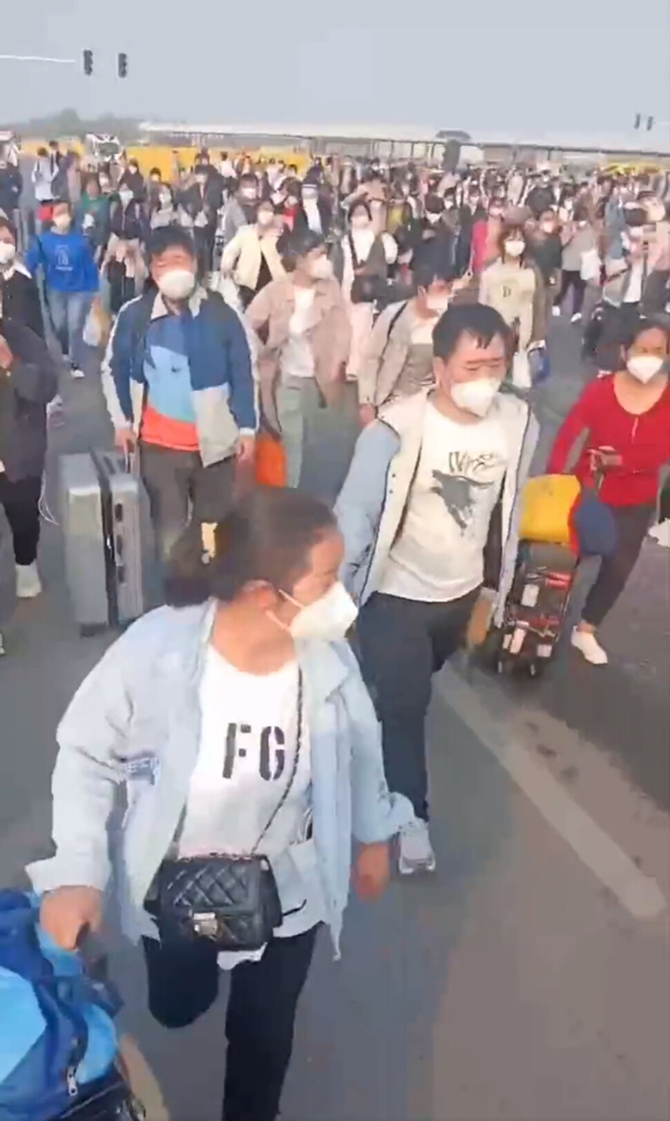 2022년 11월1일 중국 정저우 폭스콘 공장에서 탈출하는 노동자들. 트위터 계정 Northrop Gundam(@GundamNorthrop) 영상 갈무리