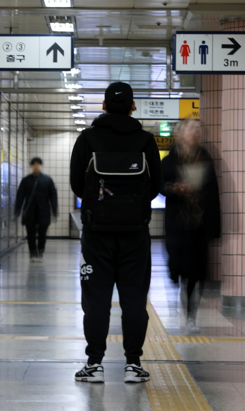 지난 2월 아동양육시설에서 퇴소한 김규석(가명)군이 3월19일 오전 지하철역 출구 앞에 서 있다. 류우종 기자