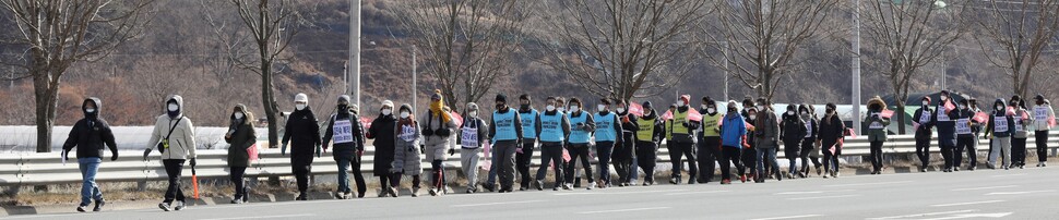 김진숙 지도위원(맨 왼쪽)과 희망뚜벅이들이 1월6일 대구로 들어서고 있다.