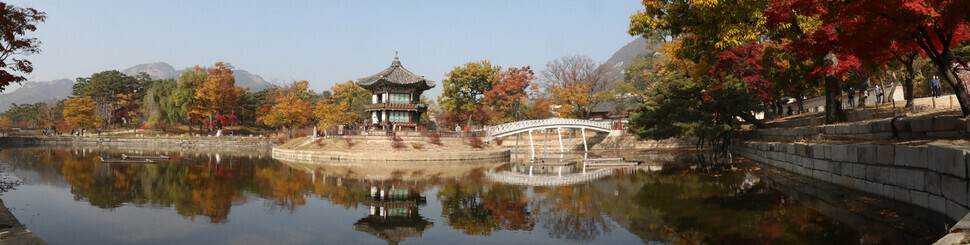 A panoramic view of Hyangwonji Pond on a fall day (Kim Hye-yun/The Hankyoreh)