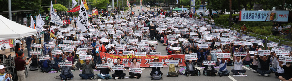 Korean fishers take part in a rally outside South Korea’s National Assembly on June 12 protesting Japan’s plan to dump radioactive water into the ocean. (Kim Hye-yun/The Hankyoreh)