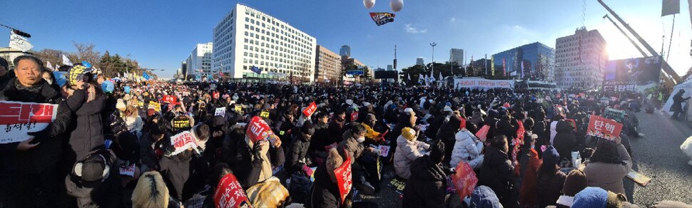 2024년 12월14일 ‘내란죄 피의자’ 윤석열 대통령 탄핵소추안 두 번째 표결을 앞두고 서울 여의도 국회 앞 국회대로와 의사당대로, 여의도공원로에 시민들이 각양각색의 깃발을 들고 ‘윤석열 탄핵’을 촉구하고 있다. 류우종 기자