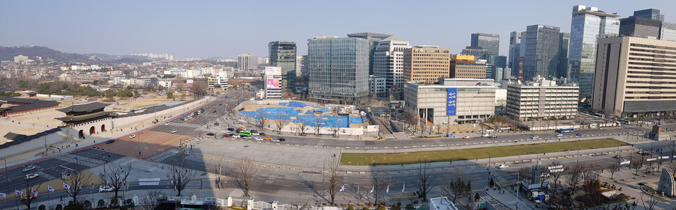 On Mar. 8, Seoul’s Gwanghwamun Square is relatively empty as people limit their exposure to crowds amid the novel coronavirus outbreak. (Kim Hye-yun, staff photographer)