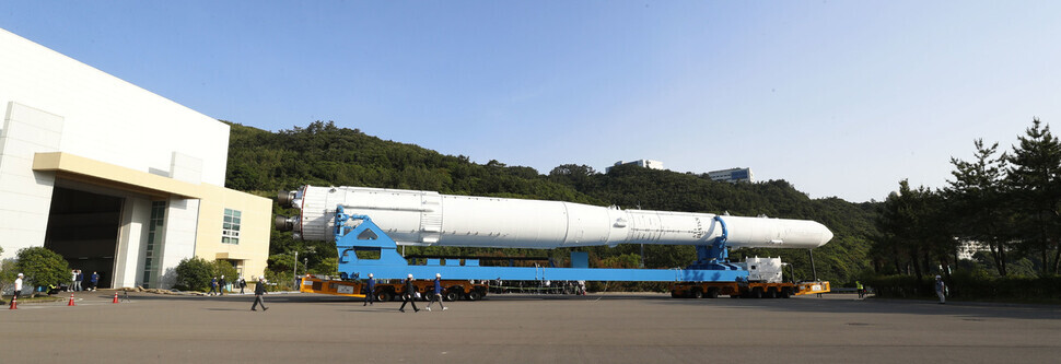 An assembled qualification model of the Nuri is pictured Tuesday in front of the Launch Vehicle Assembly Complex at the Naro Space Center in Goheung, South Jeolla Province. (Kim Hye-yun/The Hankyoreh)