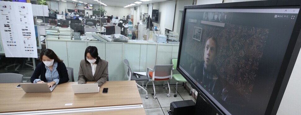 Hankyoreh reporters during their video interview with Thunberg. (Park Jong-shik, staff photographer)