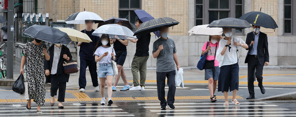 이번주 내내 장맛비가 내릴 것으로 예보된 지난 27일 오후 서울 시내의 거리에 비가 내리고 있다. 연합뉴스
