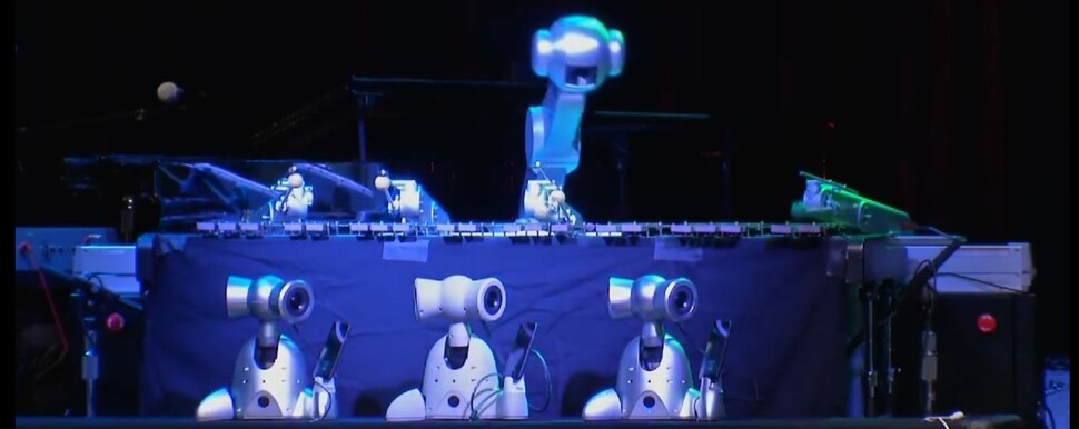 미국 조지아공대 음악기술센터가 개발한 마림바 로봇 ‘시몬’은 인간의 연주를 듣고 즉흥 연주도 해낸다. 유튜브 갈무리