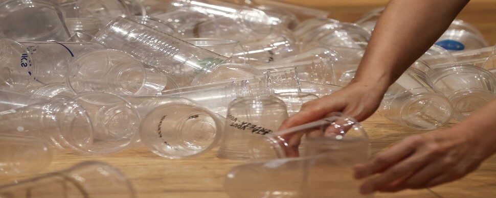 한국인 1년간 쓴 플라스틱 컵 쌓으면 달 가고도 남는다