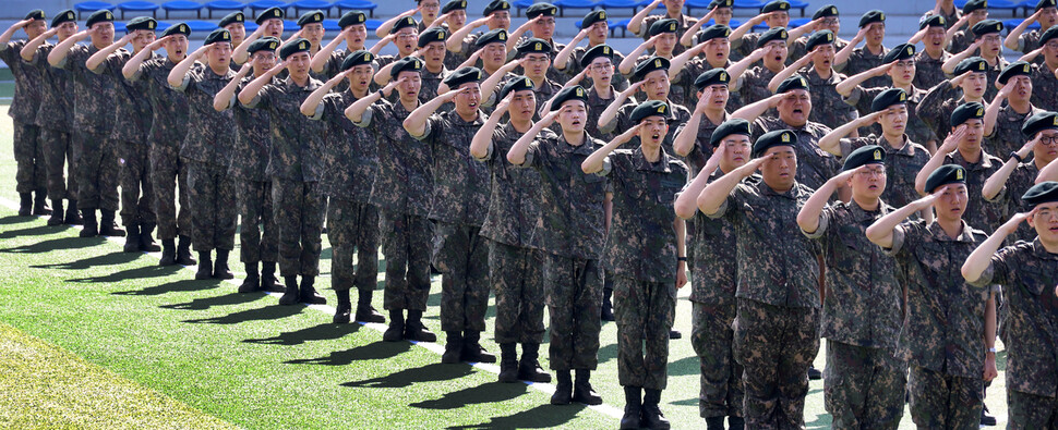 충남 논산 연무읍 육군훈련소에서 2025년 6월12일 신병교육을 마친 젊은이들이 거수경례하며 “충성”을 외치고 있다.