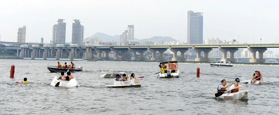 [Photo] Recycled paper boat race across the river