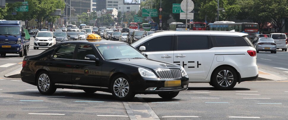 타다 차량이 서울 광화문사거리를 지나고 있다. 한겨레 박종식 기자