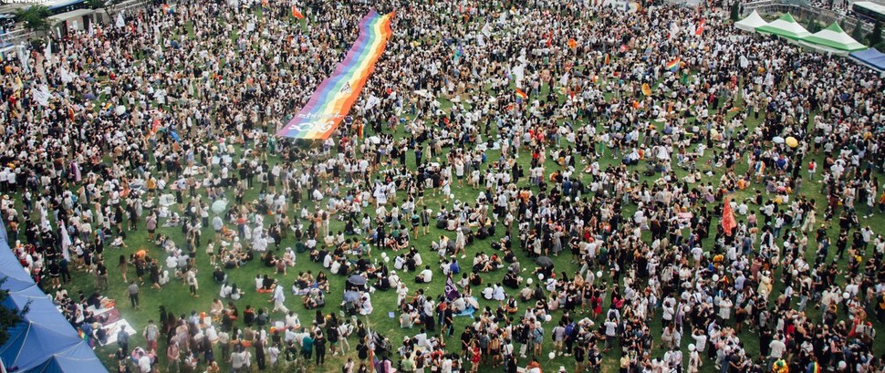 2022년 7월16일 서울광장에서 열린 퀴어문화축제에 수만 명의 시민이 참여해 거리를 행진했다. 서울퀴어문화축제조직위원회 제공