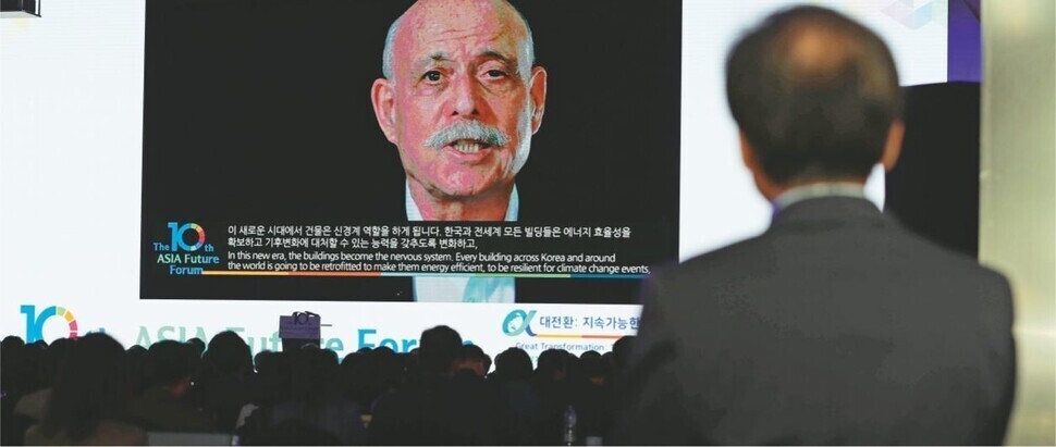 Jeremy Rifkin, president of the Foundation on Economic Trends, speaks during the 2019 Asia Future Forum in Seoul in October 2019. (Park Jong-shik, staff photographer)