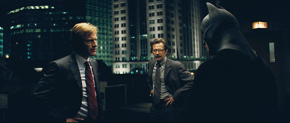 영화 <다크 나이트>에서 검사와 경찰관이 배트맨을 만나 논쟁하는 장면. 워너브러더스 제공