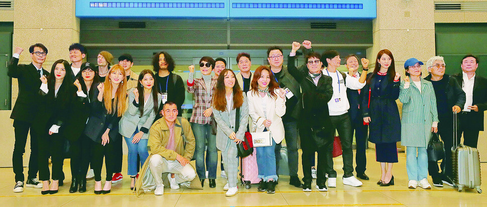 South Korean musicians pose for a commemorative photo after arriving at Incheon Airport following their return from performing in North Korea on Apr. 4. (Photo Pool)