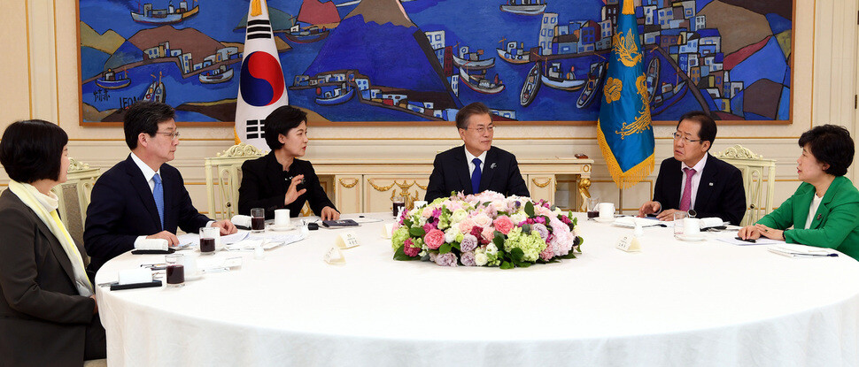 President Moon Jae-in discusses the recent visit of the South Korean special delegation to North Korea with the leaders of South Korea’s five political parties at the Blue House on Mar. 7. From left are Lee Jeong-mi (Justice Party)