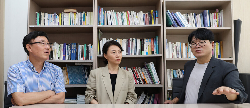 Park Sang-hoon, Cho Eun-joo and Kim Man-kwon speak at the Hankyoreh Economy and Society Research Institute in Seoul on Sept. 19. (Shin So-young/The Hankyoreh)