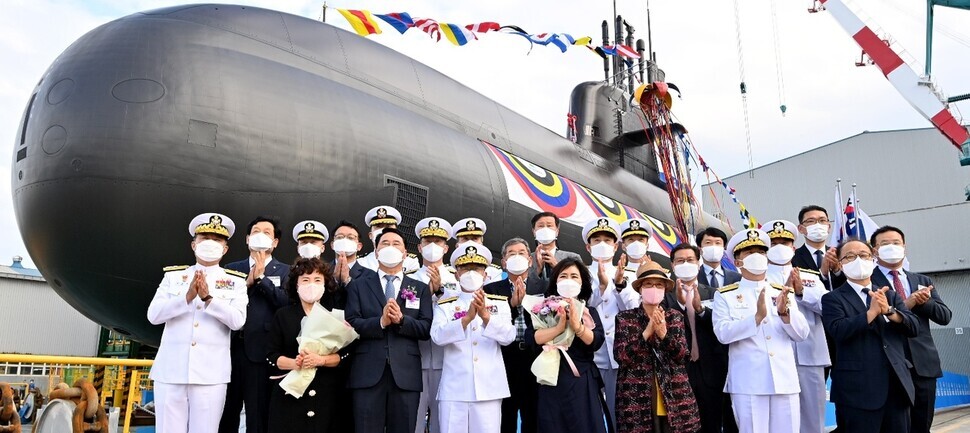 Boo Suk-jong, chief of South Korea’s naval operations, and Lee Deok-nam, the daughter-in-law of Korean independence activist Shin Chae-ho, pose for a picture along with DAPA officials and others at the launch ceremony for the third KSS-III Batch 1 submarine, the 3,000-ton Shin Chae-ho, of the ROK Navy, held Tuesday at Hyundai Heavy Industries’ shipyard in Ulsan. (provided by Republic of Korea Navy)